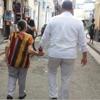 Difunden tierna foto en la que se ve a Correa y su madre en Cuba