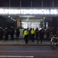 Gobierno no reconoce a Raúl González como superintendente de Bancos y envía policías a la entidad